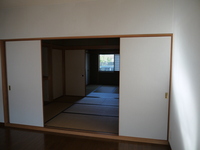 最初はこうでした。
続き間の和室です。
真ん中のお部屋は光も届きませんでした。