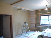 床が貼り終わると、天井、壁のボード貼りです。
天井には、9,5mm
壁には、12,5mmのボードを貼っていきます。