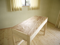 この机も大工さんの手作り。天板は「トチ」の木。
実は、この板も再利用させていただきました。